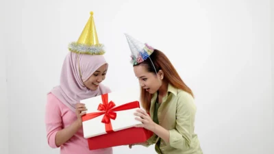 Bingung Cari Kado untuk Orang Terdekat yang ‘Sudah Punya Semua’? Jadikan Buket dan Parcel Kiriman Sebagai Jawaban Praktis 6 Kado untuk orang terdekat