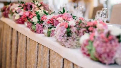 Cara Menyiapkan Dekorasi dan Hadiah Event Perusahaan agar Tampak Profesional dan Berkelas 1 Hiasan bunga meja